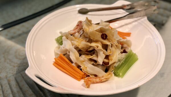 Лапша с морепродуктами и овощами, Китай Лапша с морепродуктами и овощами, Китай