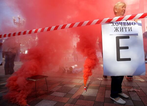 Участники акции протеста во время митинга у здания Верховной рады Украины в Киев Участники акции протеста во время митинга у здания Верховной рады Украины в Киев
