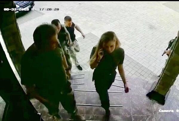 Стоп-кадр записи камеры видеонаблюдения перед входом в кафе Сепаратист в Донецке Стоп-кадр записи камеры видеонаблюдения перед входом в кафе Сепаратист в Донецке
