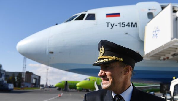 Встреча самолёта Ту-154М «Ижма» в аэропорту Толмачево Встреча самолёта Ту-154М «Ижма» в аэропорту Толмачево
