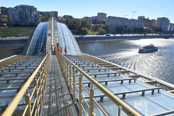 Промышленные альпинисты на крыше моста Промышленные альпинисты на крыше моста