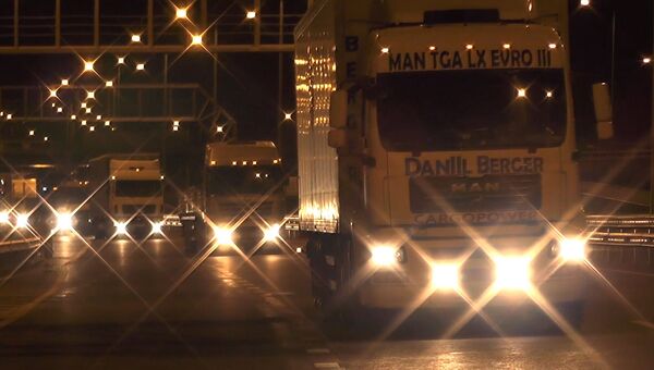 Сотни грузовиков впервые проехали по Крымскому мосту Сотни грузовиков впервые проехали по Крымскому мосту