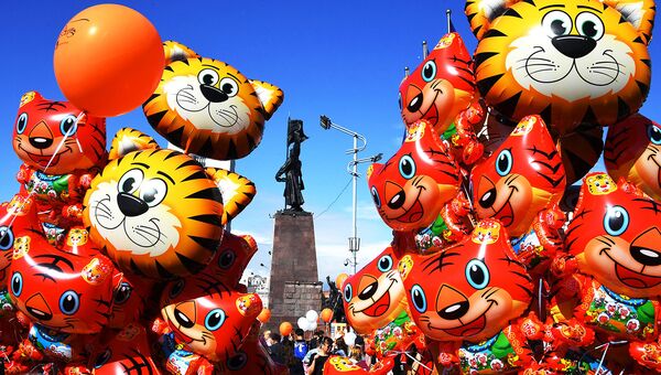 Продажа воздушных шаров, посвященных Дню тигра, на Центральной площади во Владивостоке Продажа воздушных шаров, посвященных Дню тигра, на Центральной площади во Владивостоке