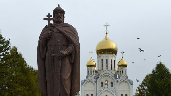 Памятник святому равноапостольному князю Владимиру после церемонии открытия в Троицком сквере возле Троице-Владимирского собора в Новосибирске