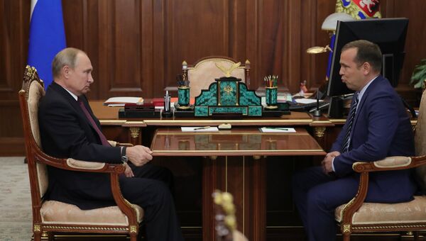 Президент РФ Владимир Путин и временно исполняющий обязанности губернатора Курганской области Вадим Шумков во время встречи. 2 октября 2018 Президент РФ Владимир Путин и временно исполняющий обязанности губернатора Курганской области Вадим Шумков во время встречи. 2 октября 2018