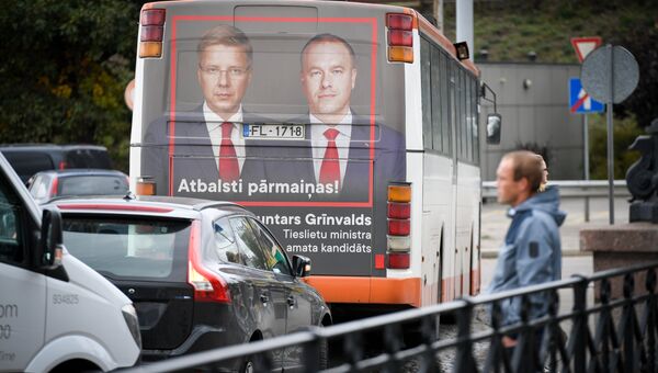 Плакат социал-демократической партии Согласие на автобусе в Риге. Архивное фото Плакат социал-демократической партии Согласие на автобусе в Риге. Архивное фото