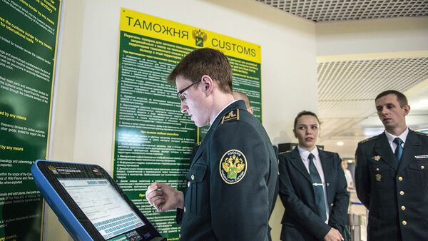 Сотрудники таможенной службы РФ. Архивное фото Сотрудники таможенной службы РФ. Архивное фото
