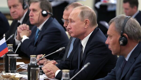 Президент РФ Владимир Путин во время российско-индийских переговоров в Хайдарабадском дворце в Нью-Дели. 5 октября 2018 Президент РФ Владимир Путин во время российско-индийских переговоров в Хайдарабадском дворце в Нью-Дели. 5 октября 2018