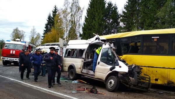 На месте ДТП с участием рейсового автобуса и маршрутного микроавтобуса в Тверской области На месте ДТП с участием рейсового автобуса и маршрутного микроавтобуса в Тверской области