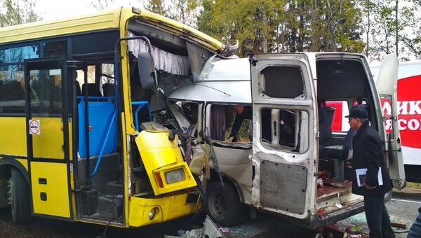 На месте ДТП с участием рейсового автобуса и маршрутного микроавтобуса в Тверской области На месте ДТП с участием рейсового автобуса и маршрутного микроавтобуса в Тверской области