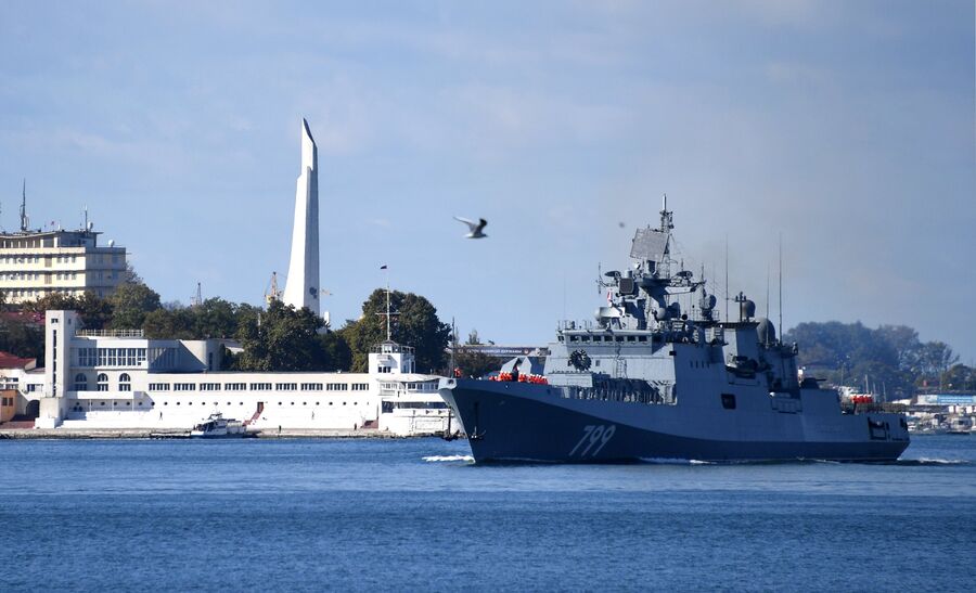 Швартовка фрегата Черноморского флота Адмирал Макаров, прибывшего в Севастополь после выполнения задач в Средиземном море Швартовка фрегата Черноморского флота Адмирал Макаров, прибывшего в Севастополь после выполнения задач в Средиземном море