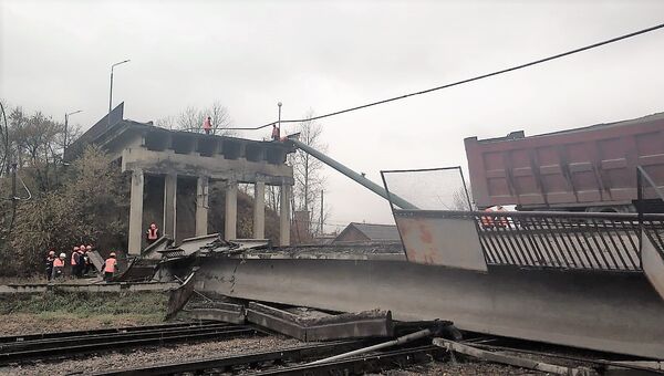 Аварийно-восстановительные работы на месте обрушенного моста в городе Свободном Амурской области Аварийно-восстановительные работы на месте обрушенного моста в городе Свободном Амурской области