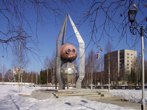 Монумент Космос-2000 в Мирном, Архангельская область Монумент Космос-2000 в Мирном, Архангельская область