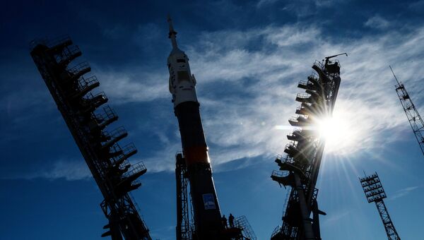 Установка ракеты-носителя Союз-ФГ на стартовый стол первой Гагаринской стартовой площадки космодрома Байконур. Архивное фото Установка ракеты-носителя Союз-ФГ на стартовый стол первой Гагаринской стартовой площадки космодрома Байконур. Архивное фото