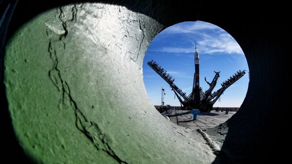 Установка ракеты-носителя Союз-ФГ с пилотируемым кораблем Союз МС-10 на стартовый стол первой Гагаринской стартовой площадки космодрома Байконур. Архивное фото Установка ракеты-носителя Союз-ФГ с пилотируемым кораблем Союз МС-10 на стартовый стол первой Гагаринской стартовой площадки космодрома Байконур. Архивное фото