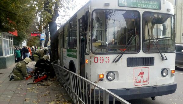 Сотрудники МЧС на месте ДТП в Орле. 9 октября 2018 Сотрудники МЧС на месте ДТП в Орле. 9 октября 2018