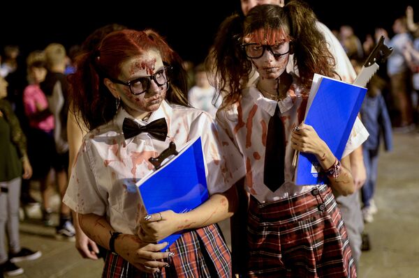 Участники фестиваля Zombie Walk в Ситжесе Участники фестиваля Zombie Walk в Ситжесе