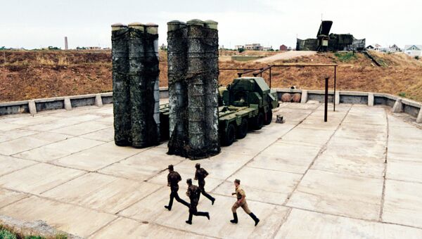 Украинские военнослужащие рядом с ЗРК С-300 Украинские военнослужащие рядом с ЗРК С-300