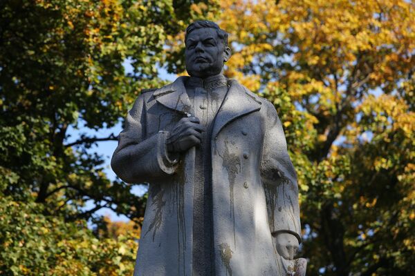Фрагмент памятника генералу Ватутину в Мариинском парке Киева, который радикалы забросали яйцами. 14 октября 2018 Фрагмент памятника генералу Ватутину в Мариинском парке Киева, который радикалы забросали яйцами. 14 октября 2018