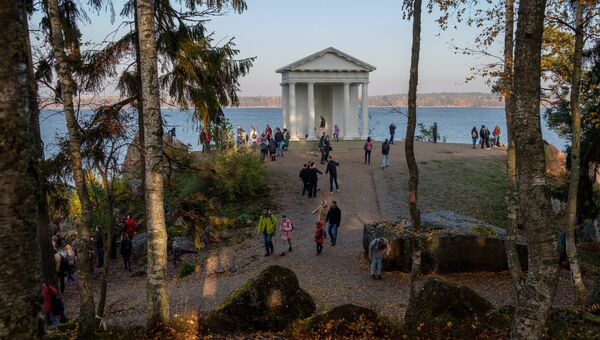 Храм Нептуна в скальном пейзажном парке Монрепо в Выборге. Архивное фото Храм Нептуна в скальном пейзажном парке Монрепо в Выборге. Архивное фото