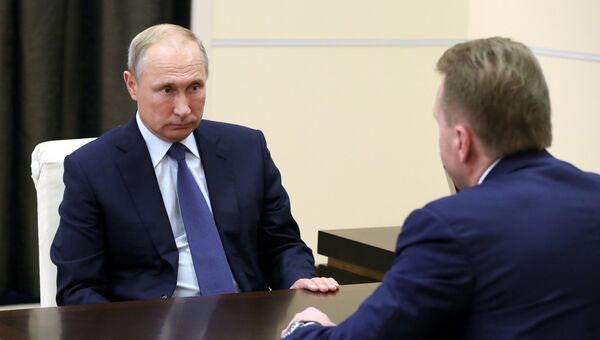 Президент РФ Владимир Путин и председатель Внешэкономбанка Игорь Шувалов во время встречи. 15 октября 2018 Президент РФ Владимир Путин и председатель Внешэкономбанка Игорь Шувалов во время встречи. 15 октября 2018
