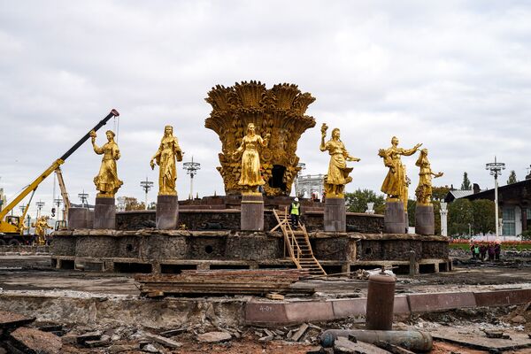 Демонтаж фонтана Дружба народов на ВДНХ Демонтаж фонтана Дружба народов на ВДНХ
