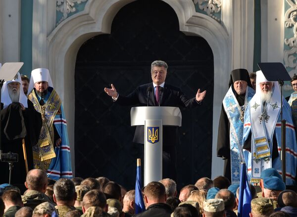 Президент Украины Петр Порошенко во время молебна по случаю ожидаемого решения о предоставлении автокефалии церкви на Украине. 14 октября 2018 Президент Украины Петр Порошенко во время молебна по случаю ожидаемого решения о предоставлении автокефалии церкви на Украине. 14 октября 2018