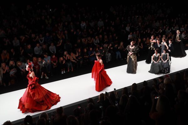 Показ коллекции В. Зайцева Русские сезоны в Париже на Mercedes-Benz Fashion Week Russia Показ коллекции В. Зайцева Русские сезоны в Париже на Mercedes-Benz Fashion Week Russia