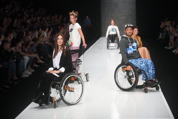 Модели демонстрируют одежду из новой коллекции I-INCLUSIVE by Ksenia Bezuglova в рамках Mercedes-Benz Fashion Week Russia Модели демонстрируют одежду из новой коллекции I-INCLUSIVE by Ksenia Bezuglova в рамках Mercedes-Benz Fashion Week Russia