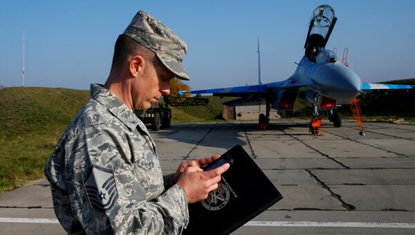 Военнослужащий армии США рядом с украинским истребителем Су-27 во время учений Чистое небо - 2018 на авиабазе в Хмельницкой области Военнослужащий армии США рядом с украинским истребителем Су-27 во время учений Чистое небо - 2018 на авиабазе в Хмельницкой области