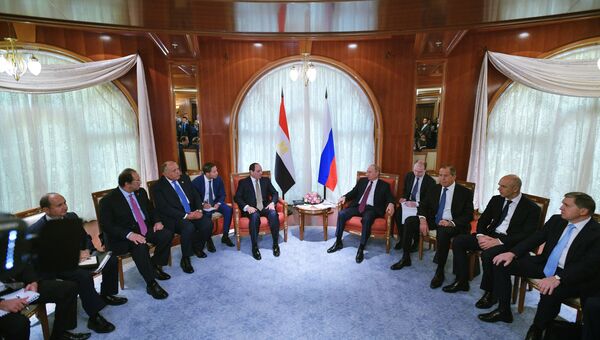 Президент РФ Владимир Путин и президент Арабской Республики Египет Абдель Фаттах ас-Сиси во время встречи. 17 октября 2018 Президент РФ Владимир Путин и президент Арабской Республики Египет Абдель Фаттах ас-Сиси во время встречи. 17 октября 2018