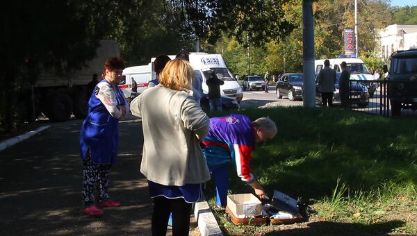 У Политехнического колледжа в Керчи, в котором произошел взрыв У Политехнического колледжа в Керчи, в котором произошел взрыв