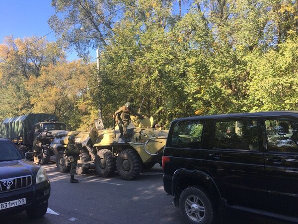 У Политехнического колледжа в Керчи, в котором произошел взрыв У Политехнического колледжа в Керчи, в котором произошел взрыв