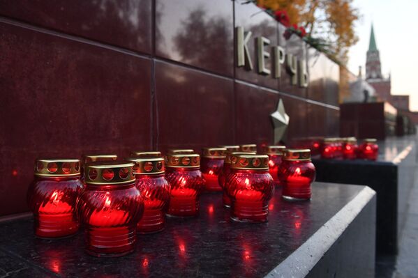 Цветы и свечи на памятнике городу-герою Керчи в Александровском саду в Москве в знак траура по погибшим при взрыве в колледже в Керчи Цветы и свечи на памятнике городу-герою Керчи в Александровском саду в Москве в знак траура по погибшим при взрыве в колледже в Керчи