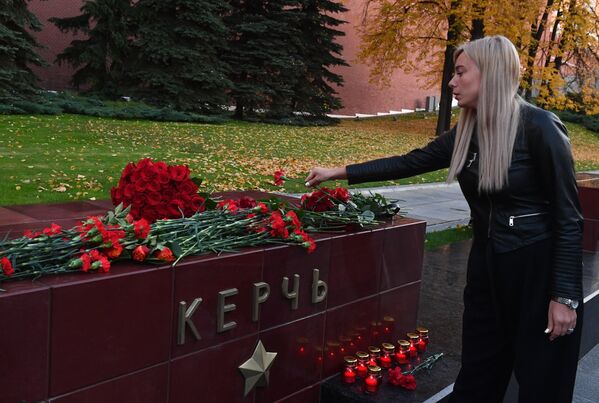 Девушка возлагает цветы на памятник городу-герою Керчи в Александровском саду в Москве в знак траура по погибшим при взрыве в колледже в Керчи Девушка возлагает цветы на памятник городу-герою Керчи в Александровском саду в Москве в знак траура по погибшим при взрыве в колледже в Керчи