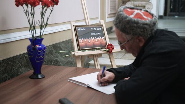Мужчина оставляет запись в книге соболезнований в Санкт-Петербургском Доме национальностей в связи с происшествием в Керченском политехническом колледже Мужчина оставляет запись в книге соболезнований в Санкт-Петербургском Доме национальностей в связи с происшествием в Керченском политехническом колледже