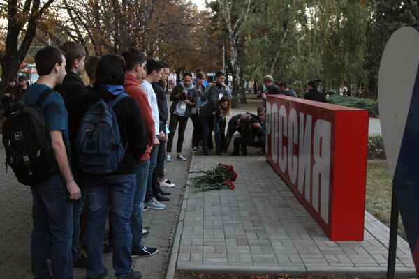 Цветы возле стелы Россия в сквере Первомайский в Донецке в знак траура по погибшим при взрыве в колледже в Керчи Цветы возле стелы Россия в сквере Первомайский в Донецке в знак траура по погибшим при взрыве в колледже в Керчи