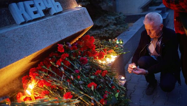 Жители Севастополя участвуют в акции памяти погибших при нападении на керченский колледж Жители Севастополя участвуют в акции памяти погибших при нападении на керченский колледж