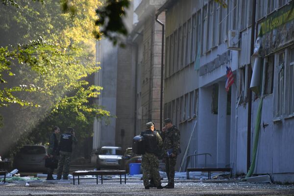 Сотрудники правоохранительных органов у здания Керченского политехнического колледжа, в котором произошли взрыв и стрельба. 18 октября 2018 Сотрудники правоохранительных органов у здания Керченского политехнического колледжа, в котором произошли взрыв и стрельба. 18 октября 2018