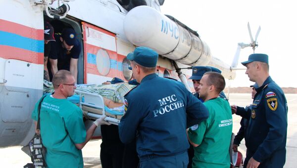Пострадавшего при нападении на Керченский политехнический колледж переносят из вертолета на спецборт МЧС, чтобы вывезти в Москву для оказания высокотехнологичной медицинской помощи. 18 октября 2018 Пострадавшего при нападении на Керченский политехнический колледж переносят из вертолета на спецборт МЧС, чтобы вывезти в Москву для оказания высокотехнологичной медицинской помощи. 18 октября 2018