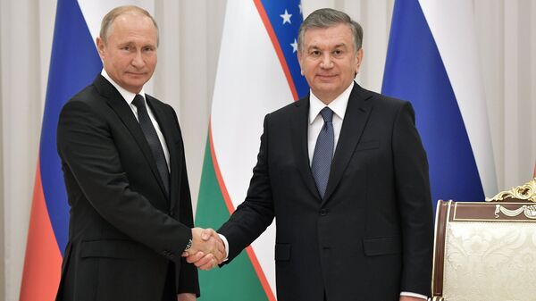 Президент РФ Владимир Путин и президент Узбекистана Шавкат Мирзиеев на церемонии официальной встречи в Ташкенте Президент РФ Владимир Путин и президент Узбекистана Шавкат Мирзиеев на церемонии официальной встречи в Ташкенте
