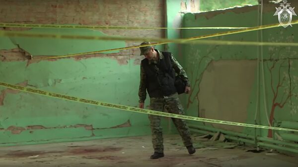 Сотрудник СК РФ на месте происшествия в Керченском политехническом колледже Сотрудник СК РФ на месте происшествия в Керченском политехническом колледже