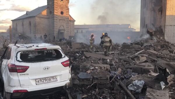 Пожарно-спасательные подразделения МЧС РФ на заводе пиротехники Авангард в Гатчине Ленинградской области, где произошел взрыв. 19 октября 2018 Пожарно-спасательные подразделения МЧС РФ на заводе пиротехники Авангард в Гатчине Ленинградской области, где произошел взрыв. 19 октября 2018