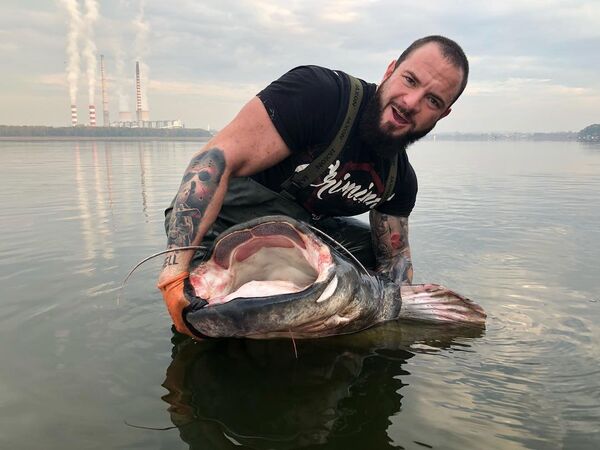 Житель Польского города Тыхы Шимон Нововейский выловил сома рекордного размера Житель Польского города Тыхы Шимон Нововейский выловил сома рекордного размера