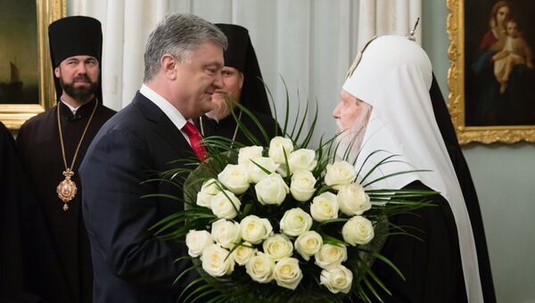 Президент Украины Петр Порошенко поздравляет патриарха Филарета (предстоятель неканонической церковной структуры Украины) с 23-летием интронизации Президент Украины Петр Порошенко поздравляет патриарха Филарета (предстоятель неканонической церковной структуры Украины) с 23-летием интронизации