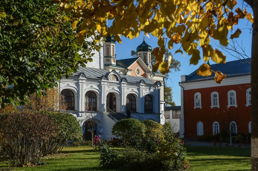 На территории Свято-Троицкого Ипатьевского мужского монастыря в Костроме На территории Свято-Троицкого Ипатьевского мужского монастыря в Костроме