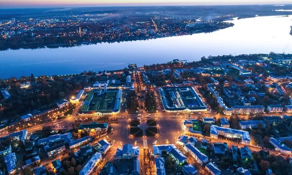 Река Волга в Костроме. В центре - Сусанинская площадь Река Волга в Костроме. В центре - Сусанинская площадь