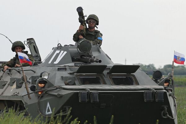 Военнослужащий с переносным зенитным ракетным комплексом Игла на БТР-80 на всеармейском конкурсе Чистое небо-2018 в Краснодарском крае Военнослужащий с переносным зенитным ракетным комплексом Игла на БТР-80 на всеармейском конкурсе Чистое небо-2018 в Краснодарском крае