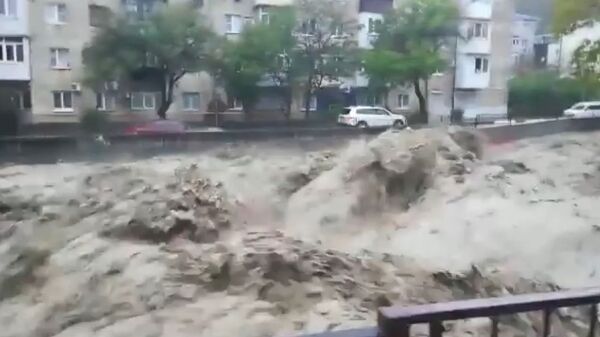 Вода затопила дороги в Туапсе из-за сильных дождей Вода затопила дороги в Туапсе из-за сильных дождей