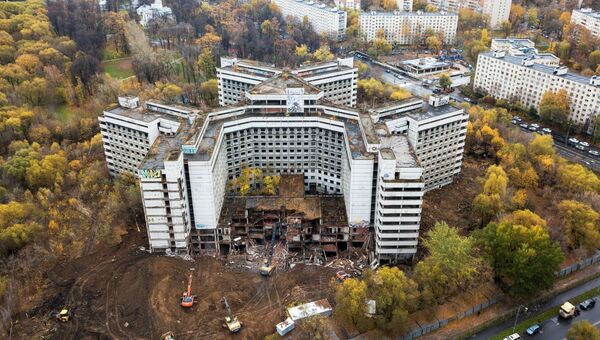 Начало работ по сносу недостроенного здания больницы на Клинской улице в Ховрино. 25 октября 2018 Начало работ по сносу недостроенного здания больницы на Клинской улице в Ховрино. 25 октября 2018